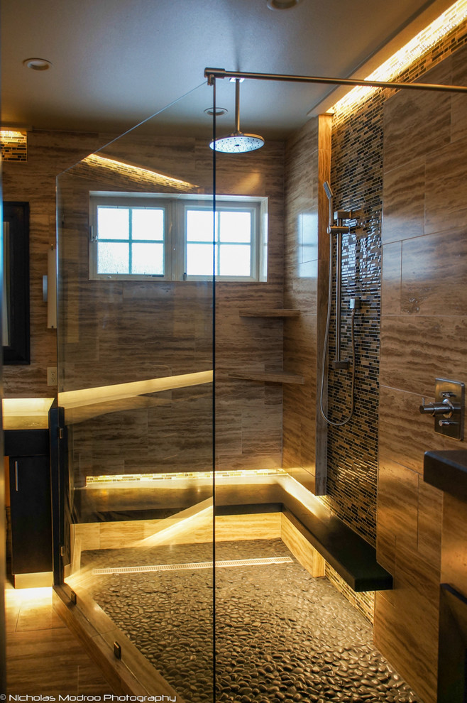 Пример оригинального дизайна: ванная комната в современном стиле с монолитной раковиной, угловым душем, раздельным унитазом, бежевой плиткой и каменной плиткой