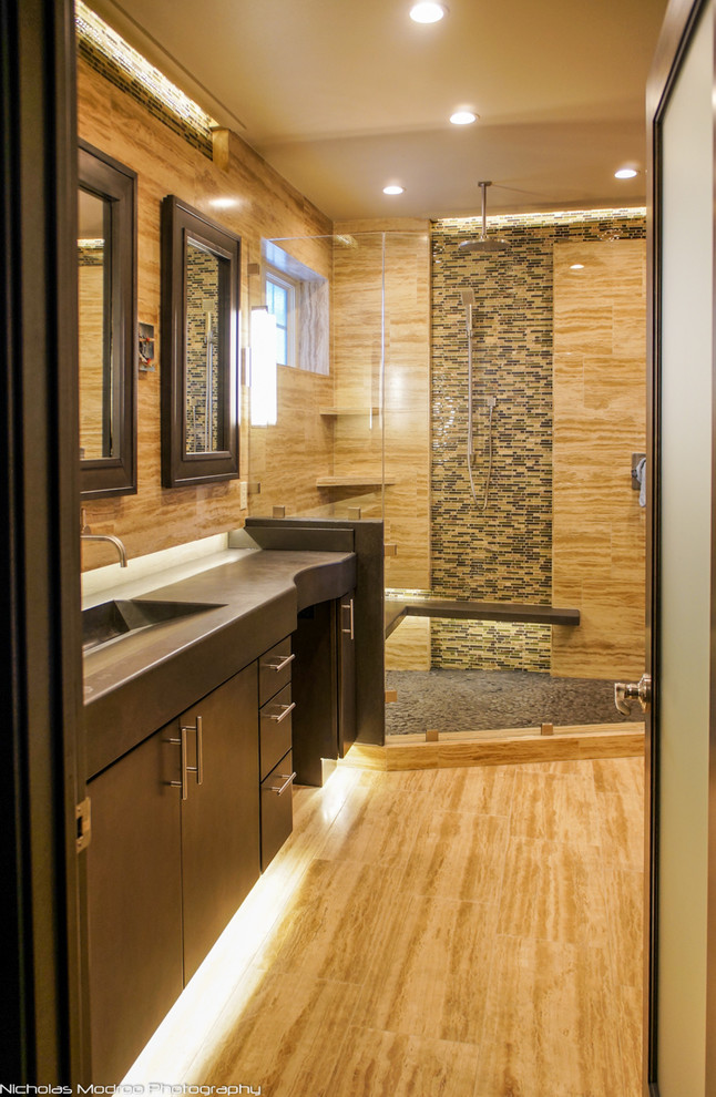 Modernes Badezimmer mit integriertem Waschbecken, flächenbündigen Schrankfronten, dunklen Holzschränken, Beton-Waschbecken/Waschtisch, Eckdusche, Wandtoilette mit Spülkasten, beigen Fliesen und Steinfliesen in Denver