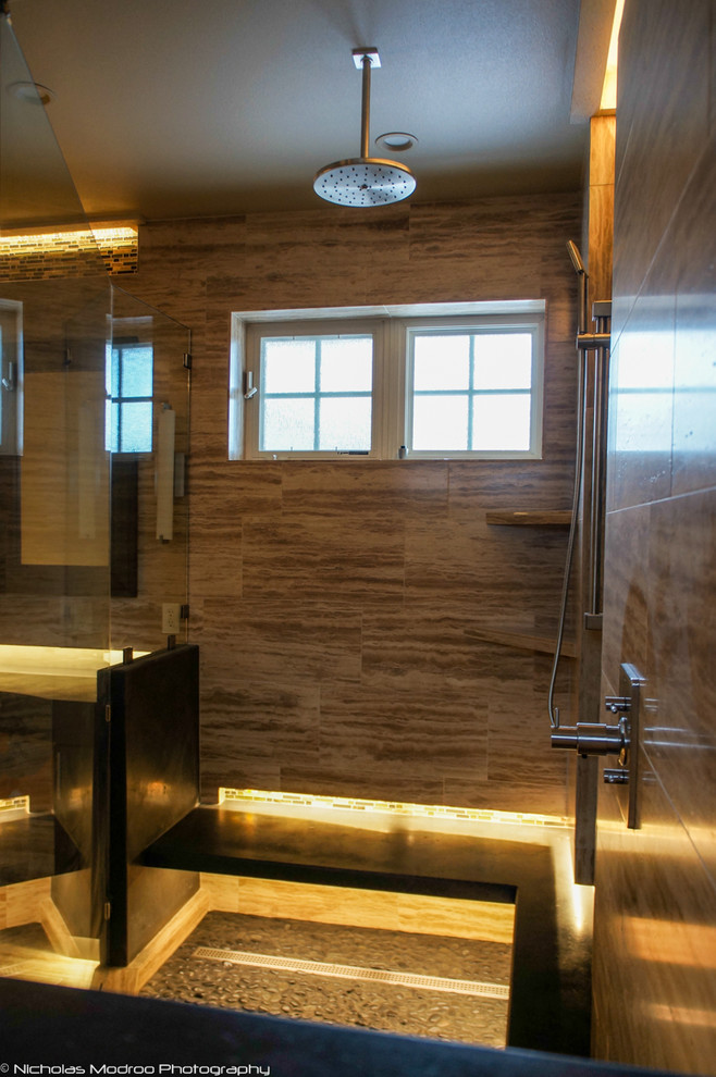 Immagine di una stanza da bagno contemporanea con lavabo integrato, ante lisce, ante in legno bruno, top in cemento, doccia ad angolo, WC a due pezzi, piastrelle beige e piastrelle in pietra