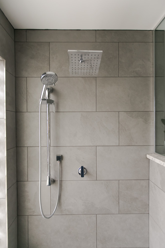 Exempel på ett mellanstort modernt grå grått en-suite badrum, med luckor med infälld panel, vita skåp, en kantlös dusch, en toalettstol med hel cisternkåpa, grå kakel, keramikplattor, grå väggar, klinkergolv i keramik, ett fristående handfat, granitbänkskiva, grått golv och med dusch som är öppen