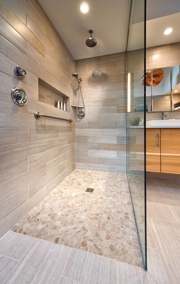 Свежая идея для дизайна: большая главная ванная комната в стиле модернизм с плоскими фасадами, светлыми деревянными фасадами, отдельно стоящей ванной, душем без бортиков, раздельным унитазом, серой плиткой, керамической плиткой, белыми стенами, полом из керамической плитки, настольной раковиной, столешницей из искусственного кварца, серым полом и открытым душем - отличное фото интерьера