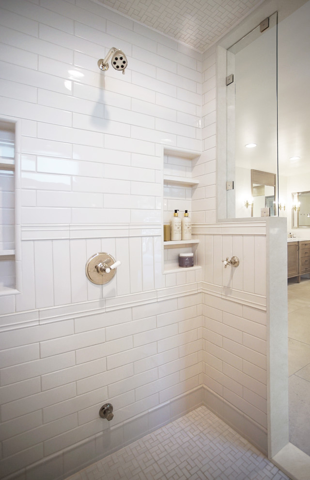 Idéer för att renovera ett stort vintage grå grått en-suite badrum, med bruna skåp, ett fristående badkar, en hörndusch, vit kakel, vita väggar, kalkstensgolv, ett undermonterad handfat, bänkskiva i kvarts, beiget golv och dusch med gångjärnsdörr