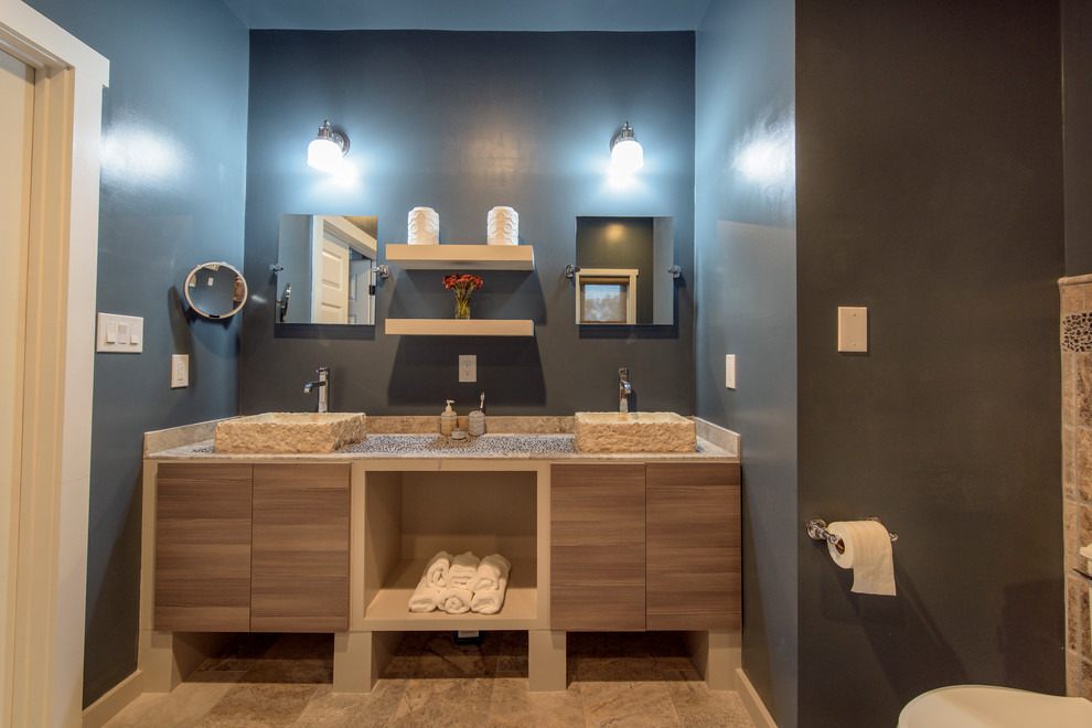 Cette photo montre une salle de bain principale éclectique en bois brun de taille moyenne avec un bain bouillonnant, une douche d'angle, un carrelage marron, une plaque de galets, un mur bleu, un sol en carrelage de porcelaine, une vasque, un plan de toilette en carrelage, un sol beige, un placard à porte plane et une cabine de douche à porte battante.