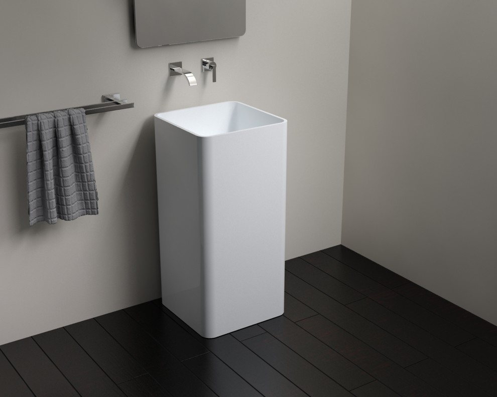 Ejemplo de cuarto de baño moderno pequeño con lavabo con pedestal y aseo y ducha