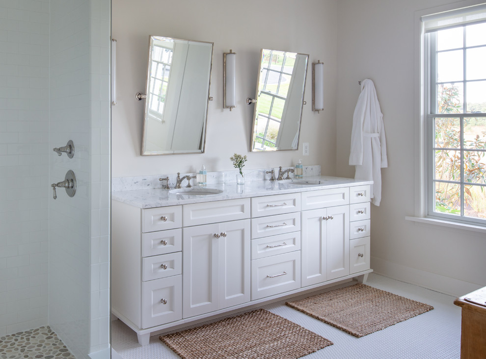 Exempel på ett stort lantligt vit vitt en-suite badrum, med en toalettstol med hel cisternkåpa, vit kakel, tunnelbanekakel, vita väggar, mosaikgolv, marmorbänkskiva, vitt golv och med dusch som är öppen