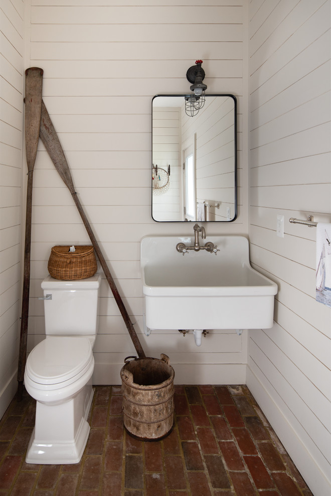 Inspiration för mellanstora lantliga badrum med dusch, med en toalettstol med hel cisternkåpa, vit kakel, vita väggar och tegelgolv