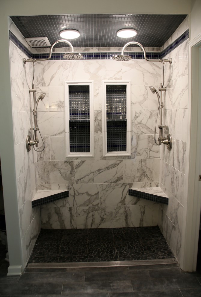 На фото: большая главная ванная комната в стиле модернизм с фасадами в стиле шейкер, черными фасадами, ванной в нише, двойным душем, раздельным унитазом, серой плиткой, стеклянной плиткой, серыми стенами, полом из керамогранита, врезной раковиной, мраморной столешницей, серым полом и душем с распашными дверями с