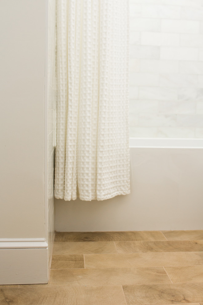 Esempio di una stanza da bagno minimalista con ante lisce, ante bianche, piastrelle bianche, pareti bianche e pavimento con piastrelle in ceramica