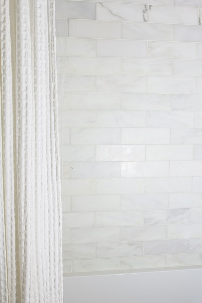 Inspiration för moderna badrum, med släta luckor, vita skåp, vit kakel, vita väggar och klinkergolv i keramik