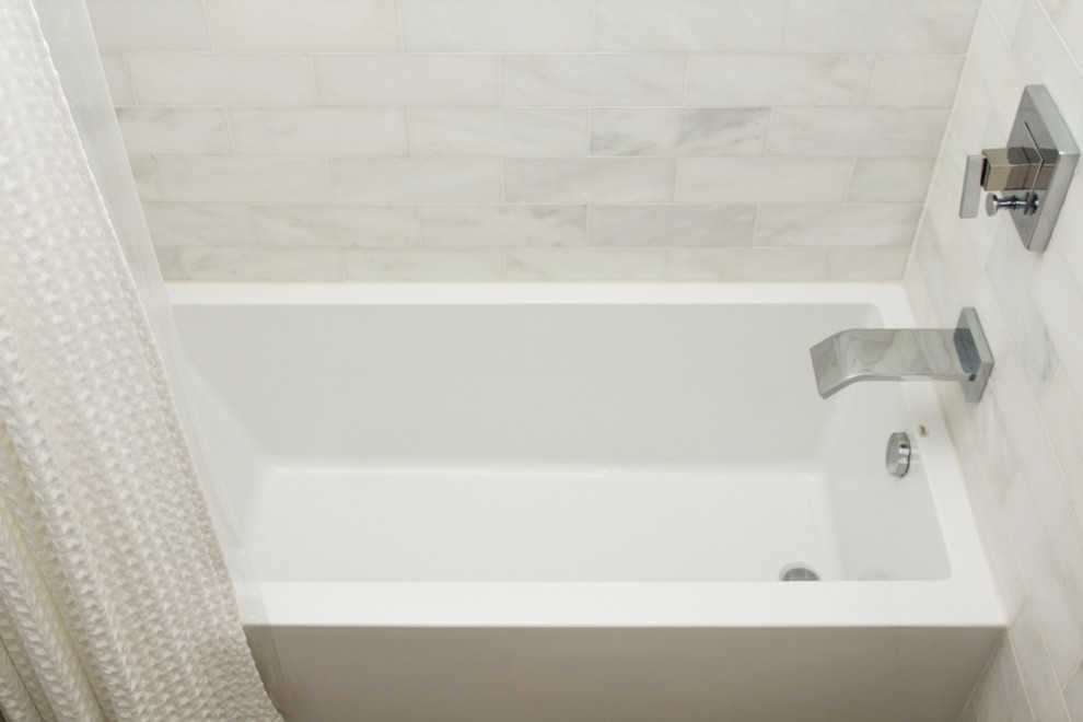 Ejemplo de cuarto de baño minimalista con armarios con paneles lisos, puertas de armario blancas, baldosas y/o azulejos blancos, paredes blancas y suelo de baldosas de cerámica