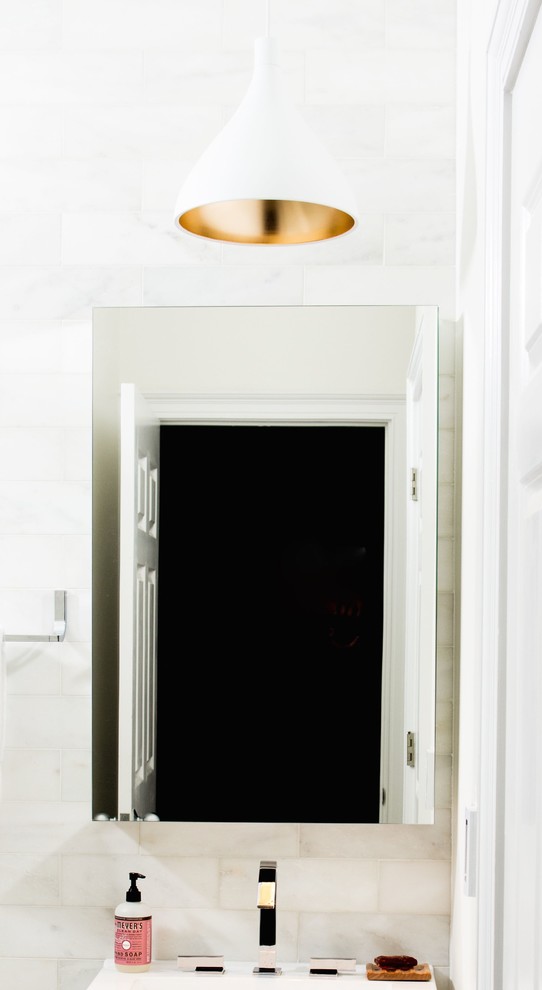 Ispirazione per una stanza da bagno moderna con ante lisce, ante bianche, piastrelle bianche, pareti bianche e pavimento con piastrelle in ceramica