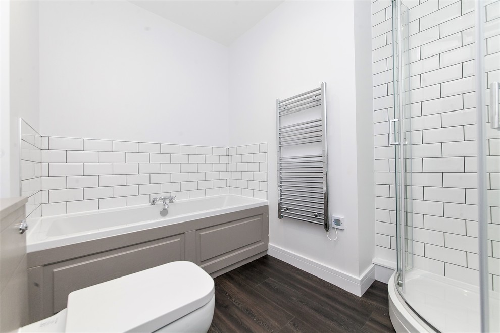 Идея дизайна: маленькая детская ванная комната в современном стиле с фасадами в стиле шейкер, бежевыми фасадами, накладной ванной, угловым душем, унитазом-моноблоком, белой плиткой, керамической плиткой, серыми стенами, темным паркетным полом, накладной раковиной, столешницей из ламината, коричневым полом, душем с раздвижными дверями и бежевой столешницей для на участке и в саду