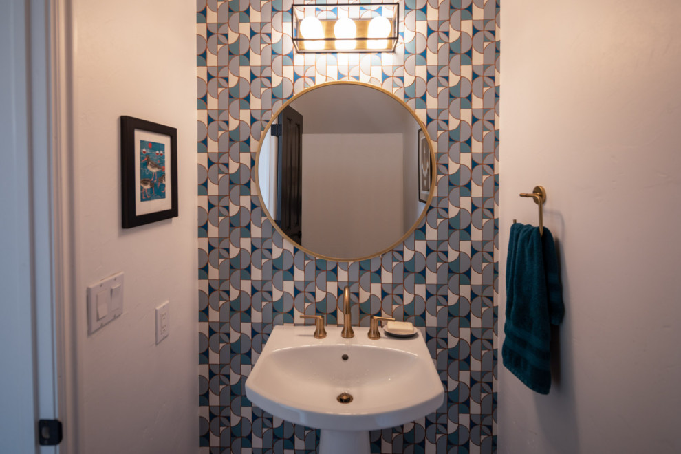 Immagine di una piccola stanza da bagno con doccia contemporanea con pavimento in sughero, lavabo a colonna, pavimento marrone, un lavabo e carta da parati
