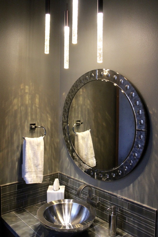 Foto di una stanza da bagno rustica con WC a due pezzi, piastrelle grigie, piastrelle in gres porcellanato, pareti grigie e lavabo a bacinella