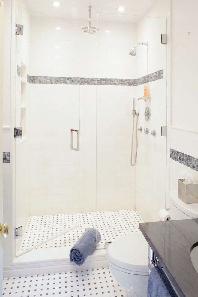 Mittelgroßes Modernes Duschbad mit Duschnische, Wandtoilette mit Spülkasten, weißer Wandfarbe, Mosaik-Bodenfliesen, Unterbauwaschbecken, buntem Boden, Falttür-Duschabtrennung, grauen Fliesen, Mosaikfliesen und Quarzwerkstein-Waschtisch in Sonstige