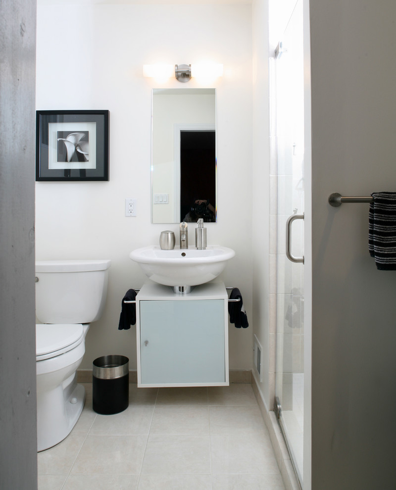 Idee per una stanza da bagno minimalista con piastrelle bianche