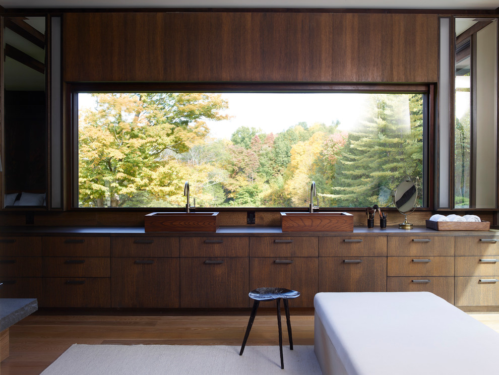 Idee per una stanza da bagno padronale etnica con ante lisce, ante in legno bruno, pareti marroni, parquet scuro, lavabo a bacinella e pavimento marrone