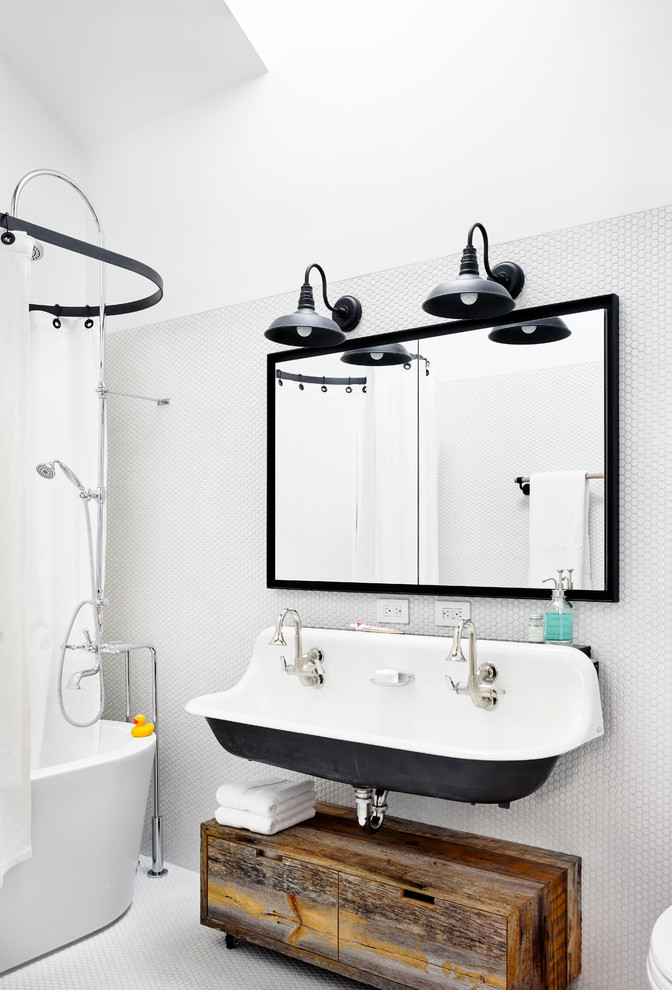 Пример оригинального дизайна: ванная комната в морском стиле с плоскими фасадами, отдельно стоящей ванной, душем над ванной, белой плиткой, раковиной с несколькими смесителями, искусственно-состаренными фасадами, серыми стенами, серым полом и зеркалом с подсветкой