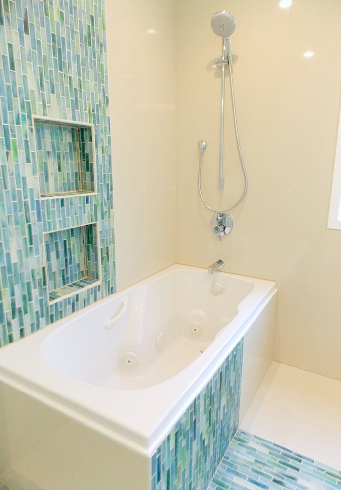 Idee per una stanza da bagno padronale moderna con vasca idromassaggio, vasca/doccia, piastrelle blu, piastrelle verdi, piastrelle multicolore, piastrelle a mosaico, pareti bianche e pavimento con piastrelle a mosaico