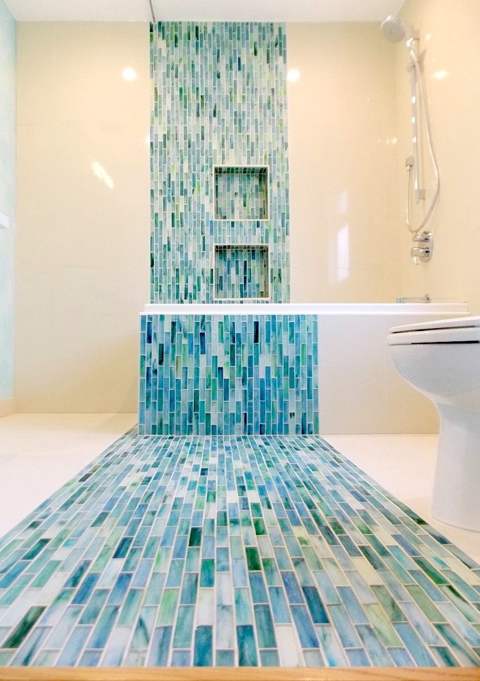 Modernes Badezimmer En Suite mit Whirlpool, Duschbadewanne, blauen Fliesen, grünen Fliesen, farbigen Fliesen, Mosaikfliesen, weißer Wandfarbe und Mosaik-Bodenfliesen in Los Angeles