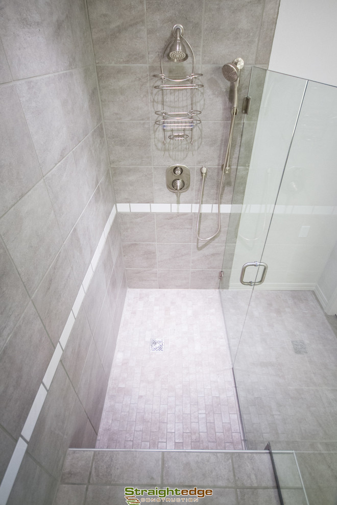 Ispirazione per una stanza da bagno minimalista con vasca da incasso, doccia ad angolo, pareti bianche e lavabo a consolle
