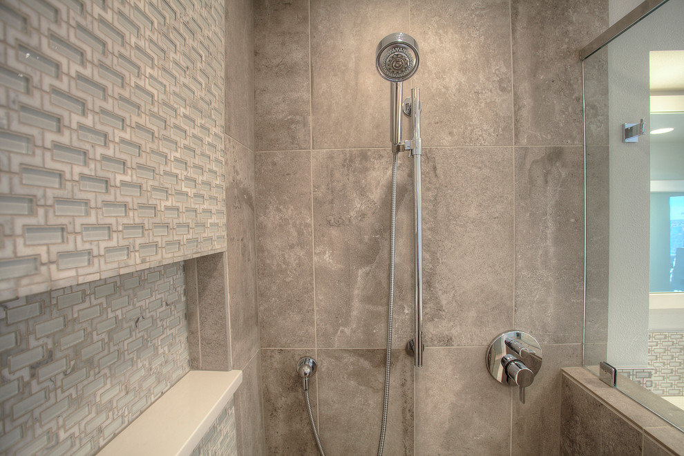 Esempio di una grande stanza da bagno padronale moderna con ante lisce, ante in legno scuro, piastrelle beige, pareti grigie, pavimento in gres porcellanato, lavabo sottopiano e top in quarzo composito