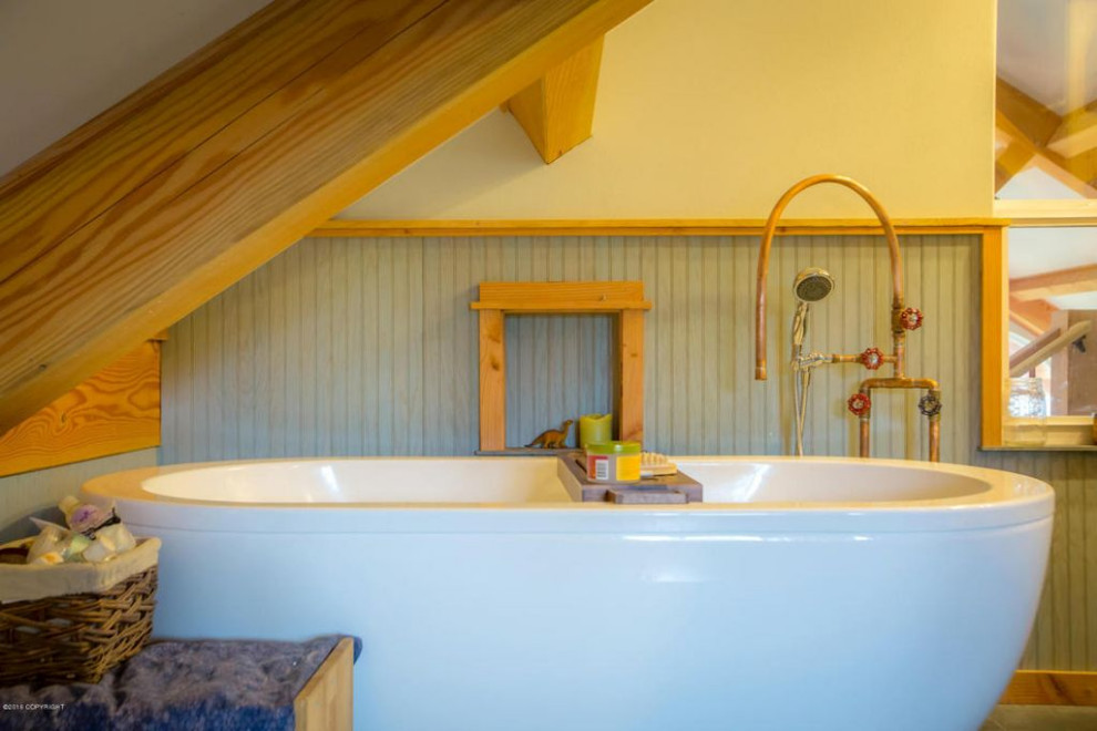 На фото: большая главная ванная комната в стиле кантри с плоскими фасадами, бирюзовыми фасадами, отдельно стоящей ванной, открытым душем, унитазом-моноблоком, разноцветной плиткой, стеклянной плиткой, белыми стенами, полом из сланца, настольной раковиной, стеклянной столешницей, серым полом, открытым душем, бирюзовой столешницей, нишей, тумбой под одну раковину, напольной тумбой, деревянным потолком и деревянными стенами с