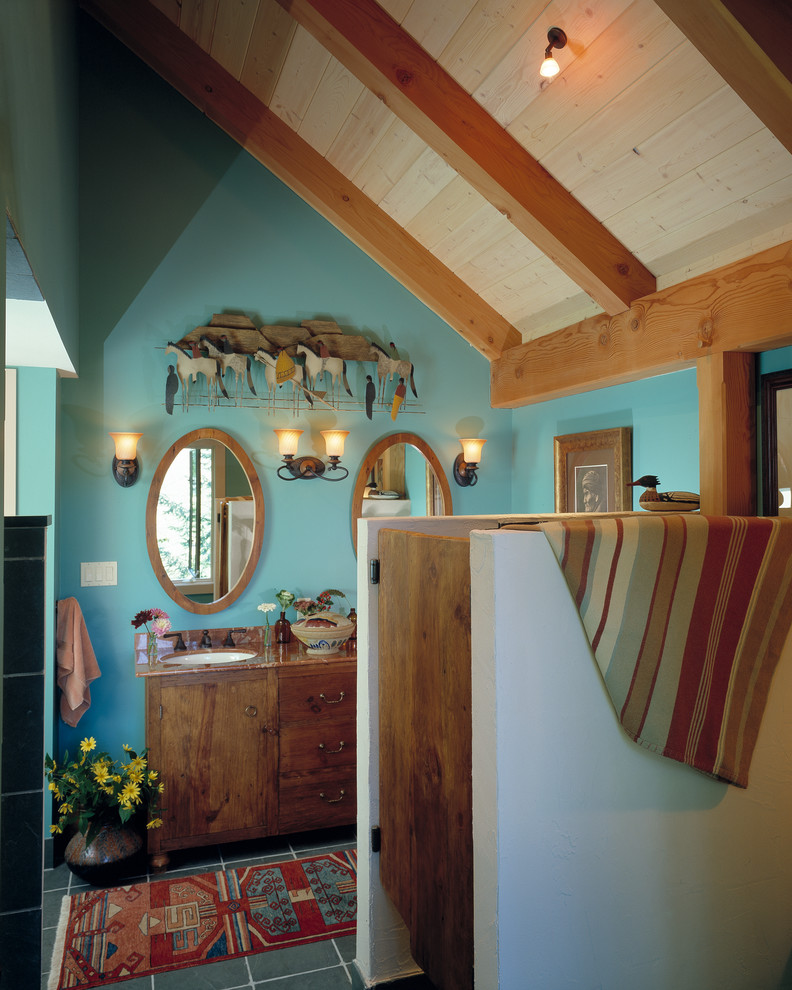 Идея дизайна: главная ванная комната в классическом стиле с плоскими фасадами, фасадами цвета дерева среднего тона, серой плиткой, синими стенами и врезной раковиной