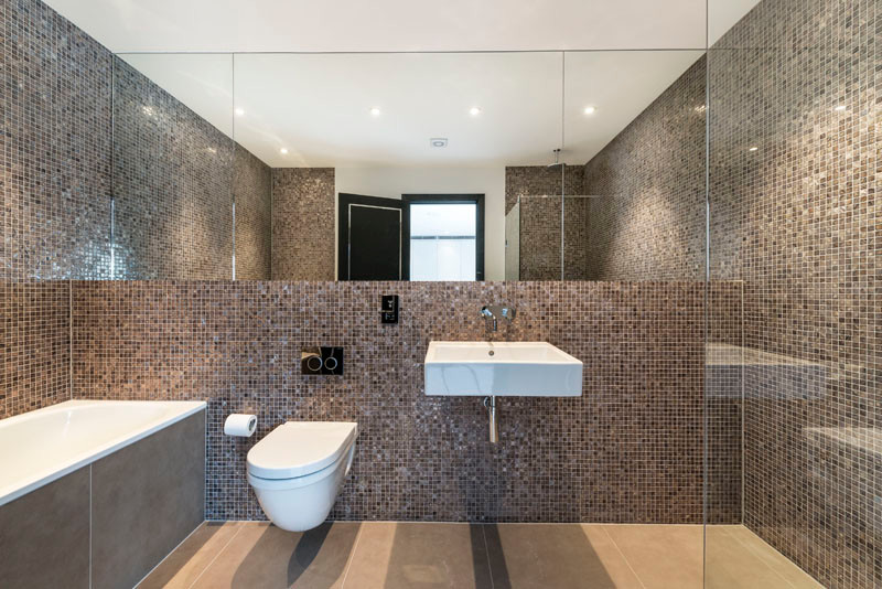Стильный дизайн: большая главная ванная комната в современном стиле с накладной ванной, открытым душем, инсталляцией, коричневой плиткой, плиткой мозаикой, коричневыми стенами, полом из керамогранита и подвесной раковиной - последний тренд