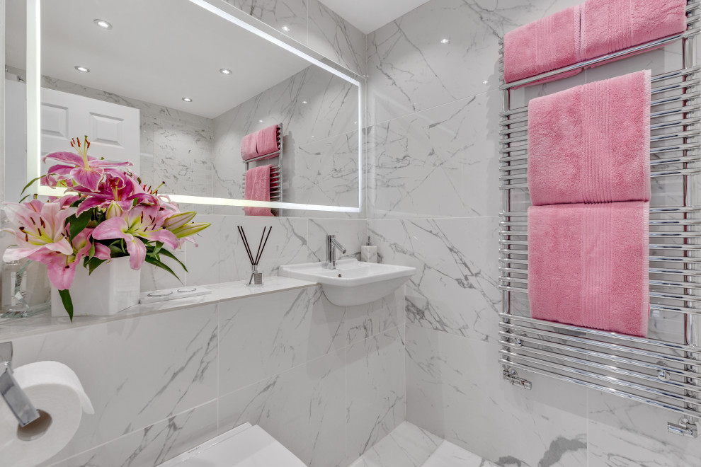 Imagen de cuarto de baño único moderno con bañera encastrada, ducha a ras de suelo, sanitario de pared, baldosas y/o azulejos multicolor, encimera de azulejos y encimeras multicolor