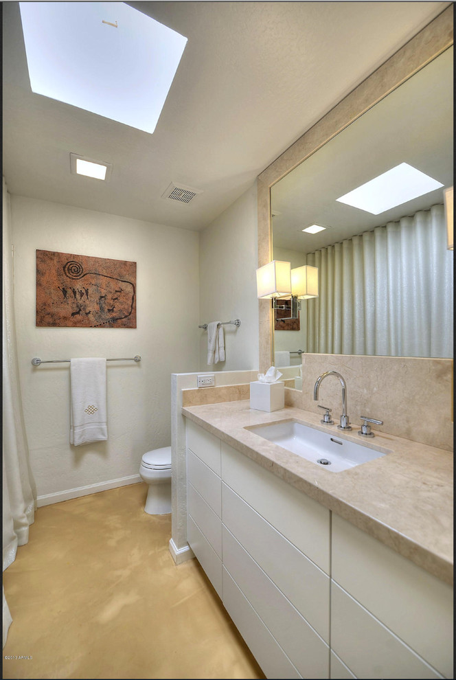 Photo of a modern bathroom in Phoenix.