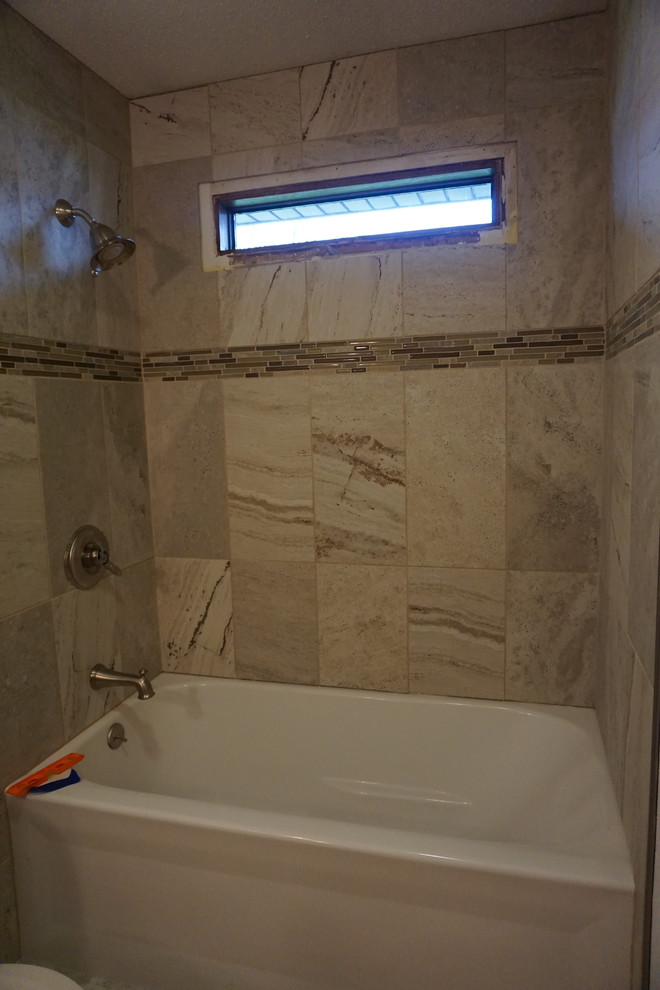 Ejemplo de cuarto de baño tradicional renovado de tamaño medio