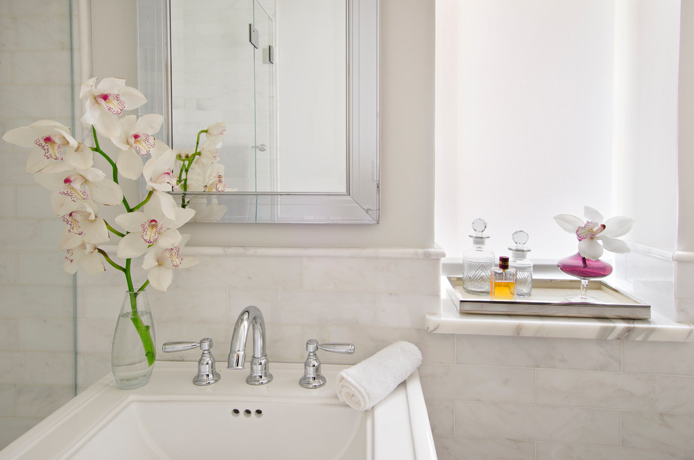 Inspiration för små klassiska en-suite badrum, med vit kakel, stenkakel, ett platsbyggt badkar, en dusch/badkar-kombination, en toalettstol med hel cisternkåpa, ett piedestal handfat, vita väggar och marmorgolv