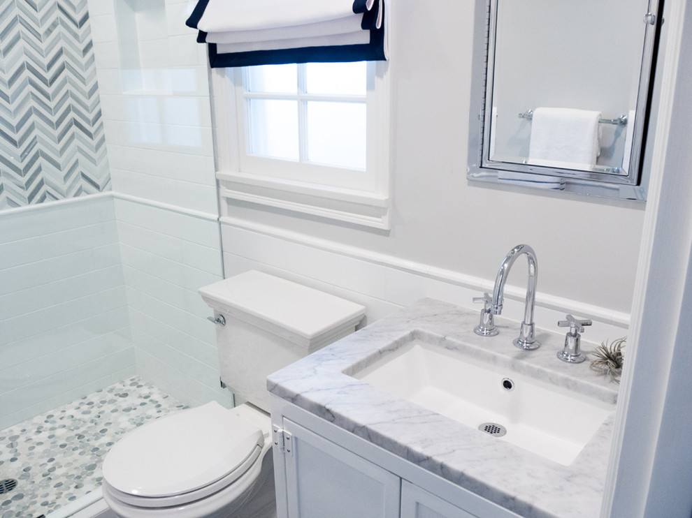 Immagine di una stanza da bagno con doccia chic con piastrelle grigie, piastrelle bianche, piastrelle in pietra, pareti grigie, pavimento in marmo, lavabo sottopiano e top in marmo
