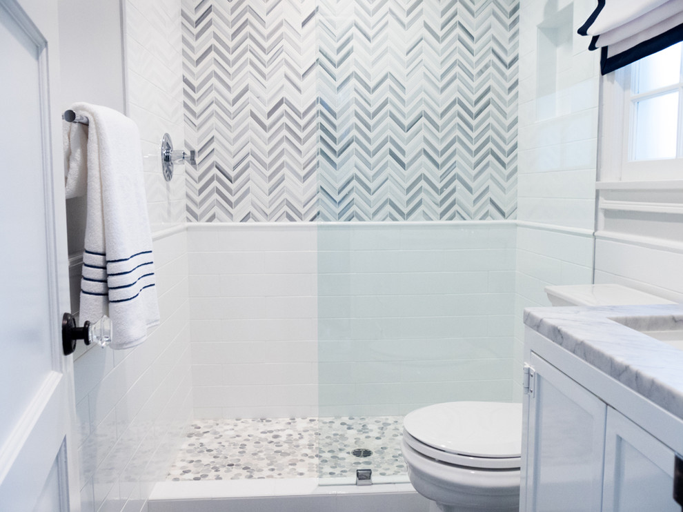 Aménagement d'une salle d'eau classique avec un carrelage gris, un carrelage blanc, un carrelage de pierre, un mur gris, un sol en marbre, un lavabo encastré et un plan de toilette en marbre.