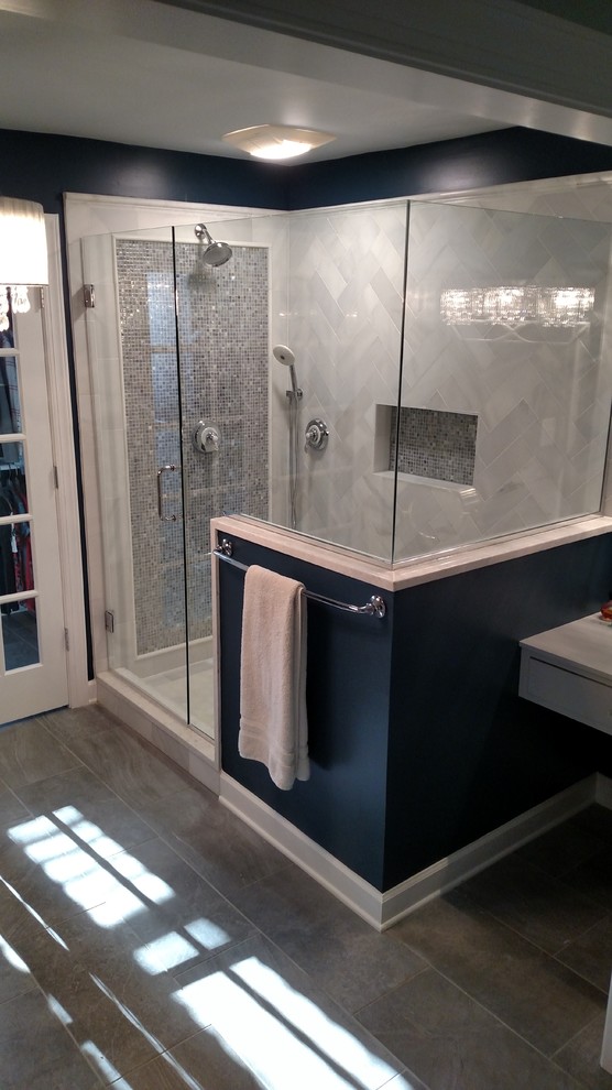 Свежая идея для дизайна: главная ванная комната среднего размера в классическом стиле с фасадами в стиле шейкер, белыми фасадами, угловым душем, раздельным унитазом, синими стенами, полом из сланца и настольной раковиной - отличное фото интерьера