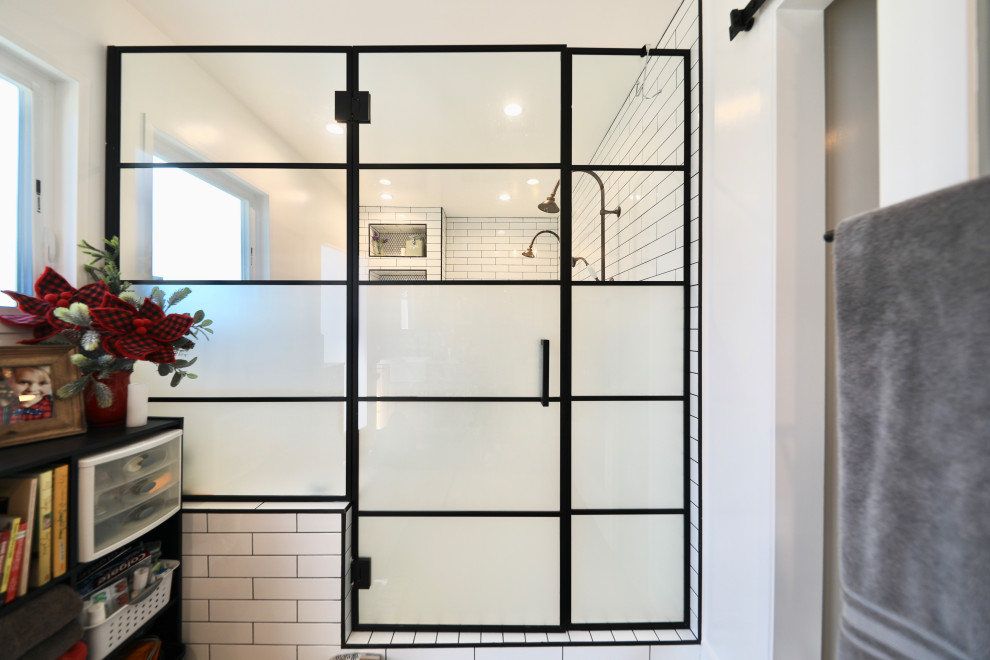 На фото: большая главная ванная комната в стиле модернизм с накладной ванной, двойным душем, белыми стенами и душем с распашными дверями с