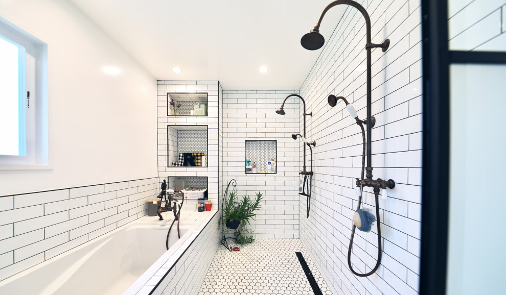 Diseño de cuarto de baño principal minimalista grande con bañera encastrada, ducha doble, paredes blancas y ducha con puerta con bisagras