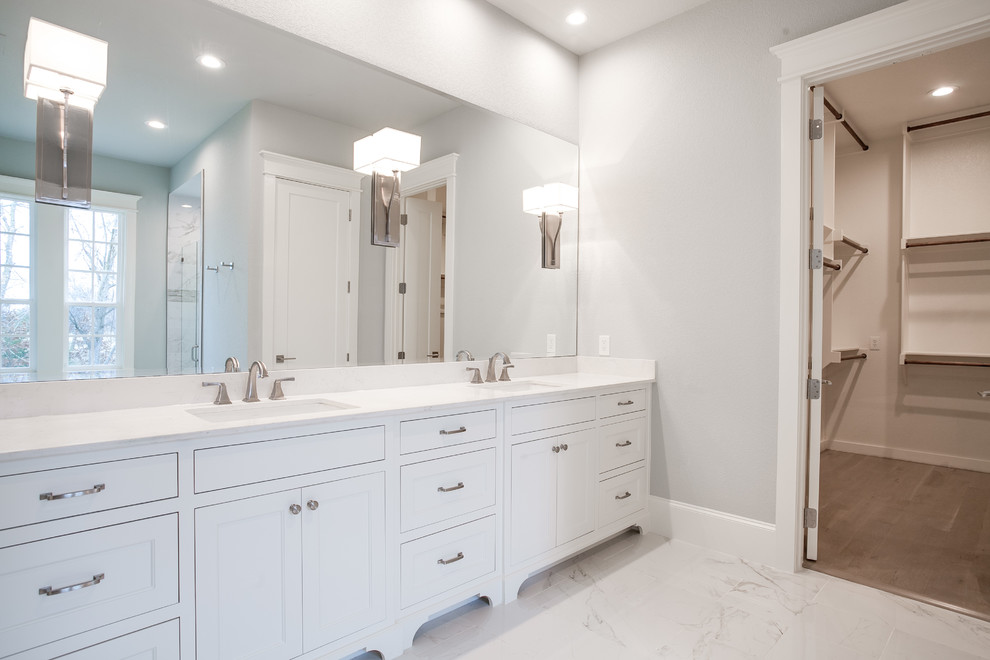 Foto på ett stort vintage en-suite badrum, med skåp i shakerstil, vita skåp, ett fristående badkar, en kantlös dusch, grå kakel, porslinskakel, grå väggar, marmorgolv, ett undermonterad handfat och granitbänkskiva