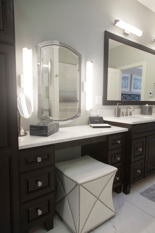 Стильный дизайн: главная ванная комната среднего размера в стиле неоклассика (современная классика) с фасадами в стиле шейкер, черными фасадами, полновстраиваемой ванной, унитазом-моноблоком, серой плиткой, керамогранитной плиткой, серыми стенами, полом из керамогранита, врезной раковиной, столешницей из кварцита, белым полом и душем с распашными дверями - последний тренд