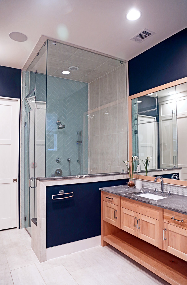 Idéer för att renovera ett funkis grå grått en-suite badrum, med luckor med infälld panel, skåp i ljust trä, en dusch i en alkov, blå kakel, glaskakel, grå väggar, klinkergolv i porslin, ett undermonterad handfat, marmorbänkskiva, vitt golv och dusch med gångjärnsdörr