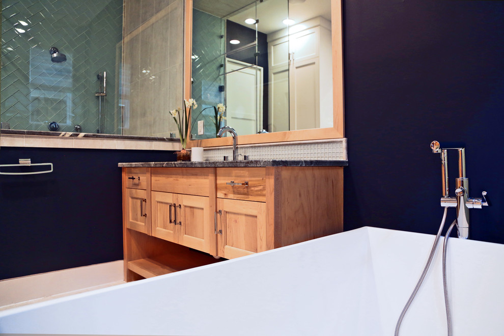 На фото: главная ванная комната среднего размера в стиле лофт с фасадами в стиле шейкер, светлыми деревянными фасадами, отдельно стоящей ванной, душем в нише, синими стенами, накладной раковиной, мраморной столешницей, душем с распашными дверями, черной столешницей, сиденьем для душа, тумбой под одну раковину и встроенной тумбой