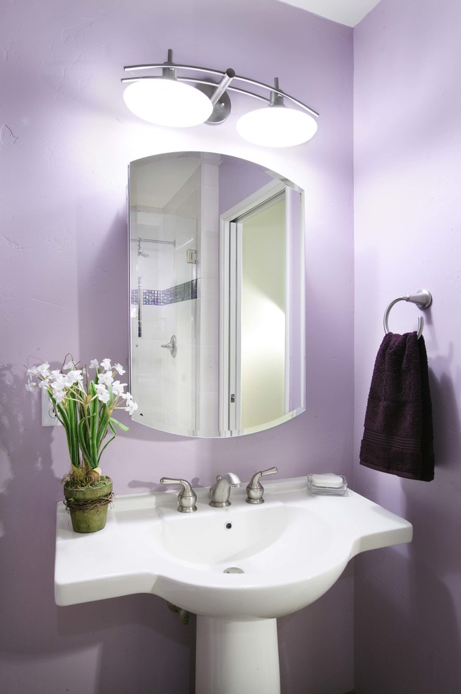 Bild på ett litet funkis badrum med dusch, med ett piedestal handfat, flerfärgad kakel, glaskakel, lila väggar och klinkergolv i keramik