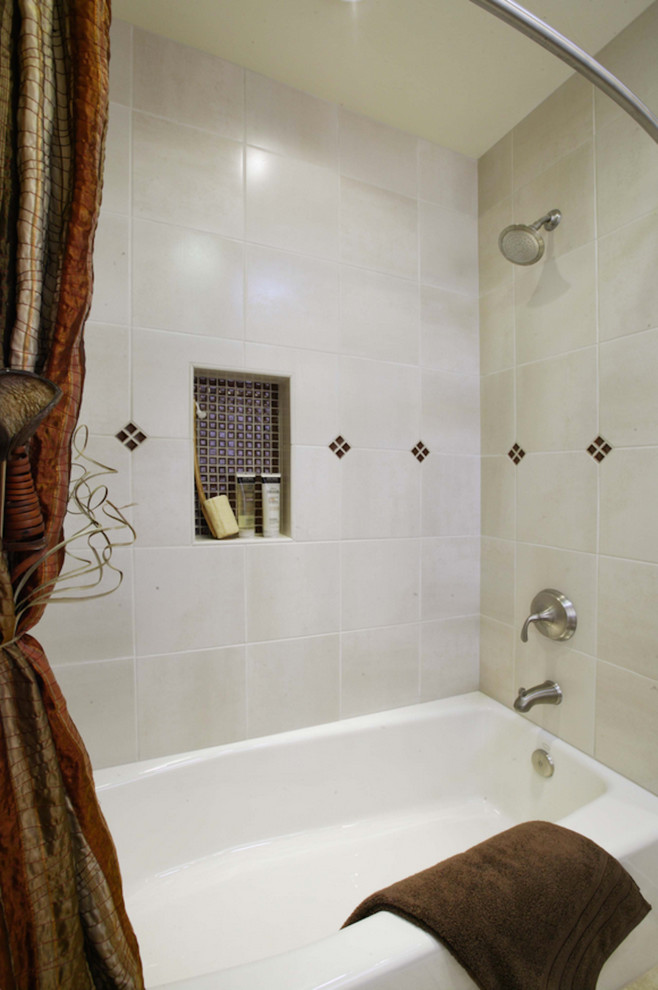 Esempio di una stanza da bagno padronale minimalista di medie dimensioni con vasca ad angolo, piastrelle marroni e piastrelle di vetro