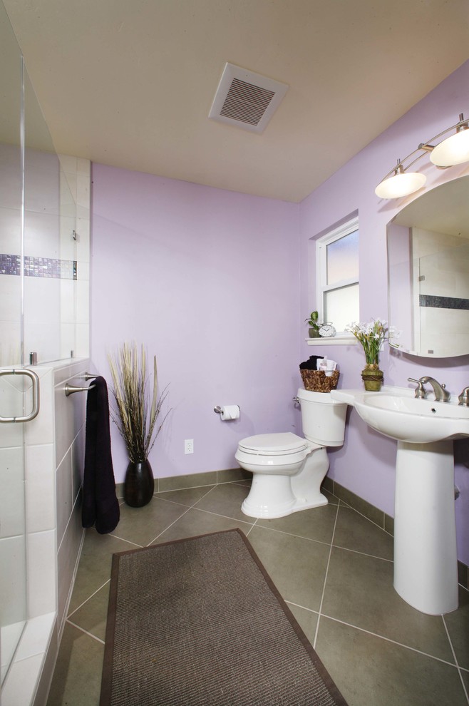 Idéer för att renovera ett litet funkis badrum med dusch, med ett piedestal handfat, en dusch i en alkov, flerfärgad kakel, glaskakel, lila väggar och klinkergolv i keramik