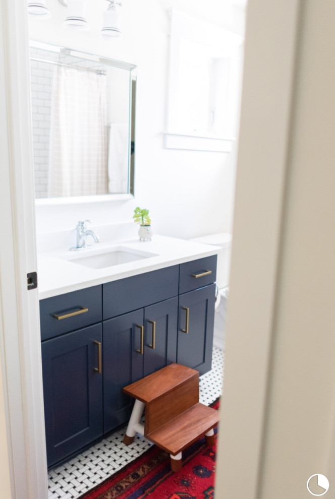 Immagine di una stanza da bagno per bambini con ante blu, top in quarzite, top bianco, un lavabo e mobile bagno incassato