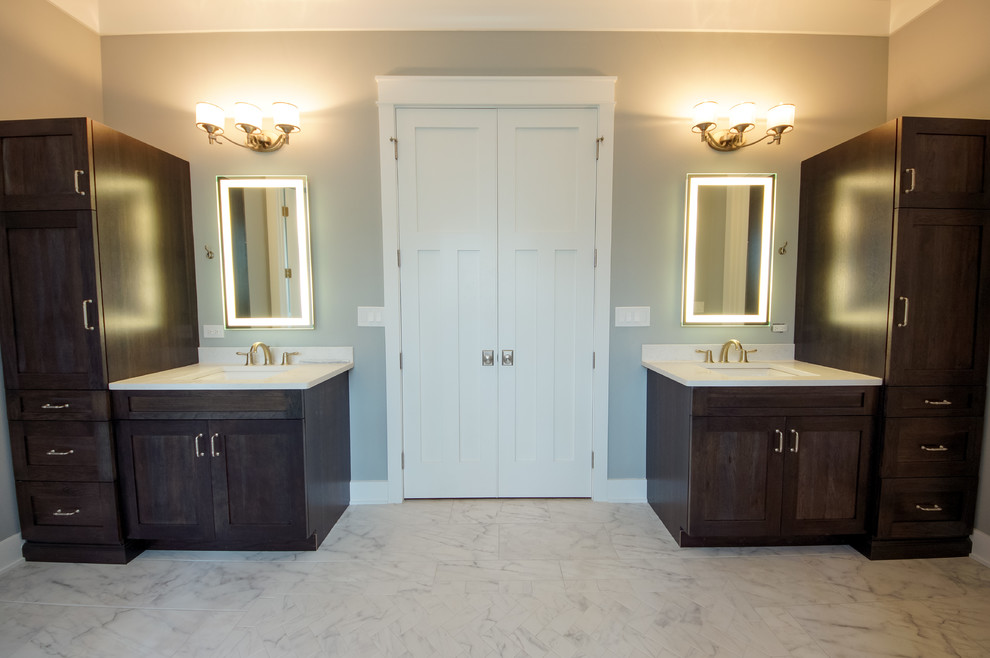 Foto di una stanza da bagno classica di medie dimensioni con lavabo sottopiano, ante in stile shaker, ante in legno bruno, top in quarzo composito, pareti grigie e pavimento in marmo
