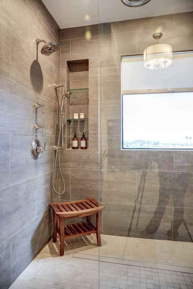 Idée de décoration pour une salle de bain principale minimaliste de taille moyenne avec une baignoire indépendante, une douche à l'italienne, un sol en carrelage de céramique, un lavabo encastré, un plan de toilette en quartz et aucune cabine.
