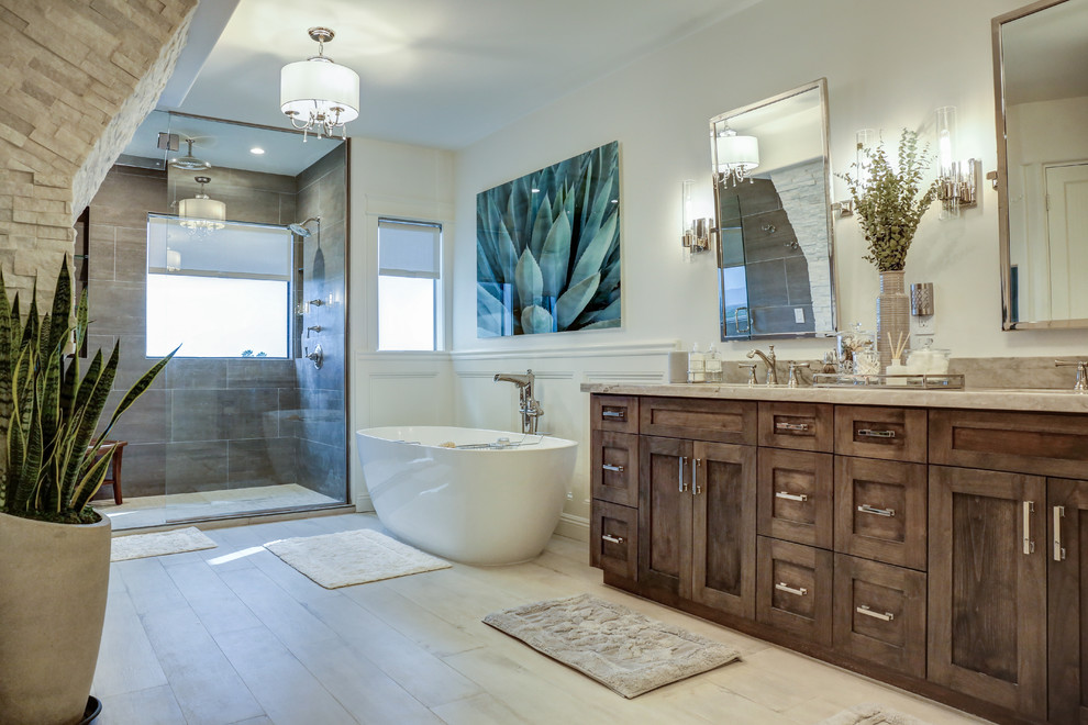 Immagine di una stanza da bagno padronale minimalista di medie dimensioni con vasca freestanding, doccia a filo pavimento, lavabo sottopiano, top in quarzite e doccia aperta