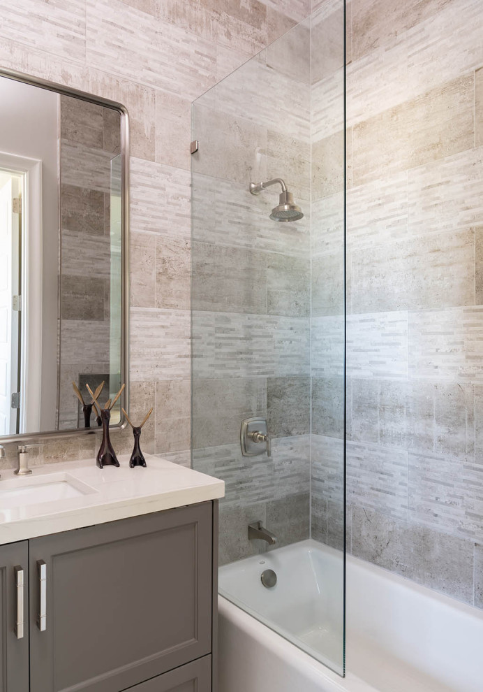Klassisk inredning av ett beige beige badrum, med bruna skåp, ett badkar i en alkov, en dusch/badkar-kombination, beige kakel, beige väggar och med dusch som är öppen